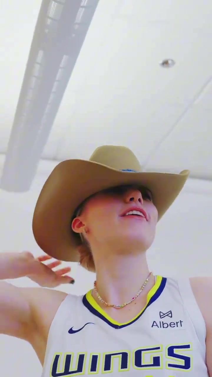 WNBA新科状元佩奇化身女牛仔，真是又美又能打呀